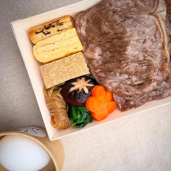 黒毛和牛のすき焼き弁当の盛り付け例